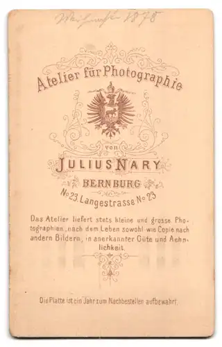 Fotografie Julius Nary, Bernburg, Langestrasse 23, Mädchen im Kleid auf Chaiselongue