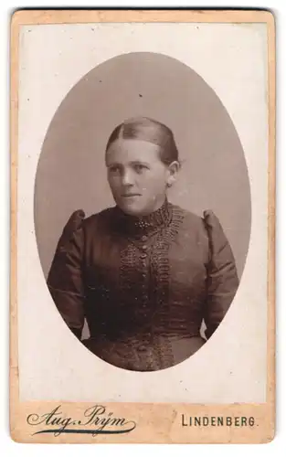 Fotografie A. Prym, Lindenberg /Allgäu, schwarz gekleidete Frau im Portrait