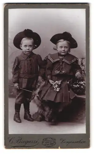 Fotografie C. Bregazzi, Langensalza, Knabe und Mädchen in Tracht, mit Blumen und Gehstock