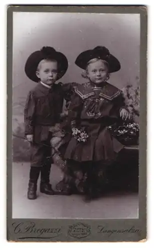 Fotografie C. Bregazzi, Langensalza, Knabe und Mädchen in Tracht, mit Blumen und Gehstock