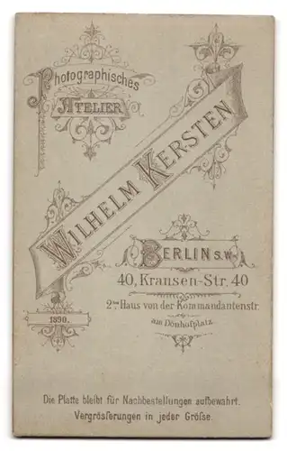 Fotografie Wilhelm Kersten, Berlin, Krausen-Strasse 40, Knabe im Matrosenanzug vor Reling