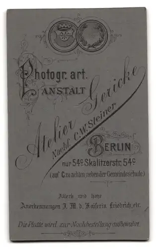 Fotografie Atelier Gericke, Berlin, Skalitzerstrasse 54c, Knabe in Tracht mit Peitsche