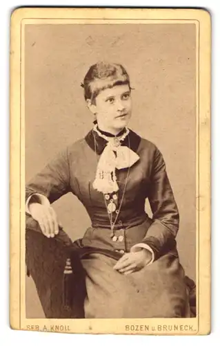 Fotografie Seb A. Knoll, Bruneck, Sitzende junge Frau blickt zur Seite