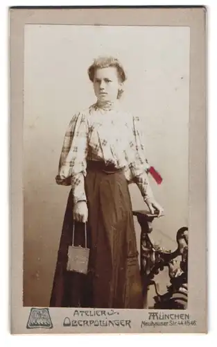 Fotografie Oberpollinger, München, Neuhauser Strasse 44, Frau mit weiten Ärmeln und Tasche