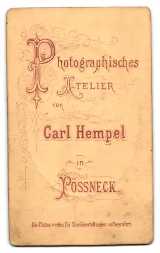 Fotografie Carl Hempel, Pössneck, Junge Frau stützt sich am Stuhl ab