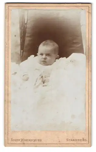 Fotografie Josef Woersching, Starnberg, Baby in Weiss mit grimmigem Blick