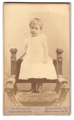 Fotografie Theodor Klauer, Offenbach, Frankfurter-Strasse 32, Kleines Mädchen im weissen Kleid steht auf einem Stuhl