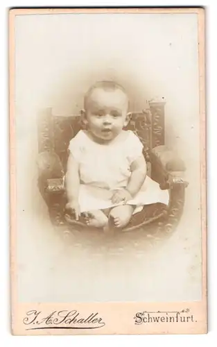 Fotografie J. A. Schaller, Schweinfurt, Linsenstrasse, Sitzendes Baby mit geöffnetem Mund