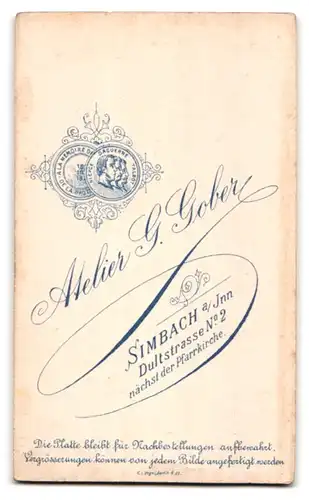 Fotografie G. Gober, Simbach, Dultstrasse 2, Frau im schwarzen Kleid mit Blumen in der Hand