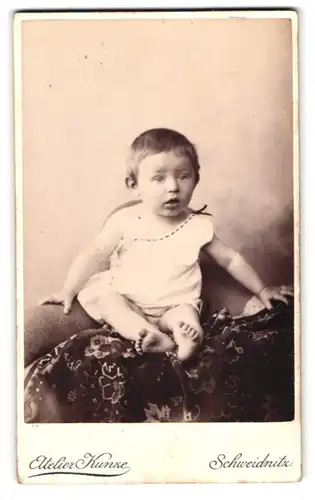 Fotografie Kunze, Schweidnitz, Getreidemarkt 29, Baby mit überraschtem Blick