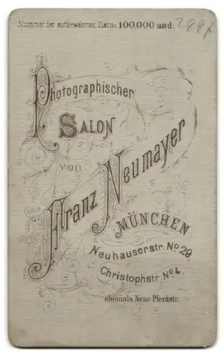 Fotografie Franz Neumayer, München, Neuhauserstrasse 4, Kleinkind mit genervtem Blick
