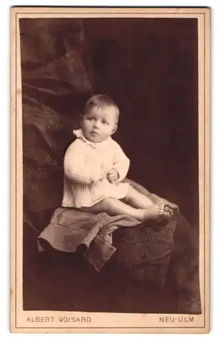 Fotografie Albert Voisard, Neu-Ulm, Baby mit weissem Pullover