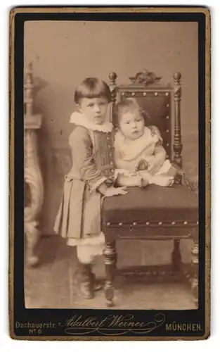 Fotografie Adalbert Werner, München, Dachauerstrasse 6, Grosser Bruder hält sein kleines Geschwisterchen