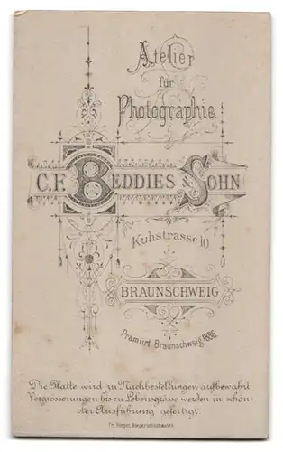 Fotografie Beddies & Sohn, Braunschweig, Kuhstrasse 10, Hübsche Frau in Schwarz mit Kragenbrosche