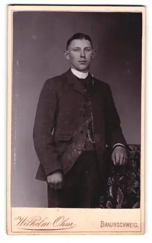 Fotografie Wilhelm Ohm, Braunschweig, Rossstrasse 3, Mann mit Mittelscheitel und abstehenden Ohren