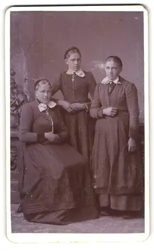 Fotografie Würthle & Spinnhirn, Salzburg, Schwarzstrasse 9, Drei gläubige Schwestern mit Haarbändern