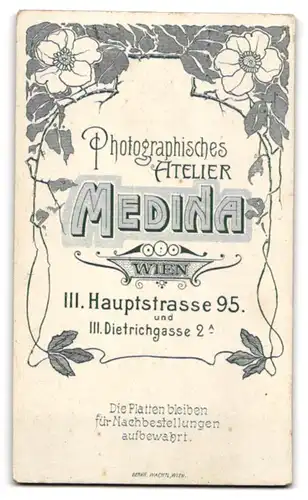 Fotografie Medina, Wien, Hauptstrasse 95, Mutter mit ihrer Tochter und Regenschirm