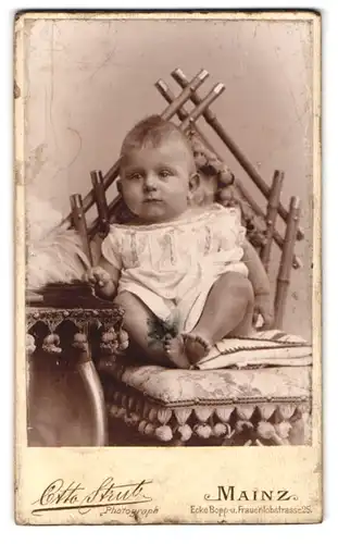 Fotografie Otto Strub, Mainz, Frauenlobstrasse 25, Sitzendes Baby in Weiss