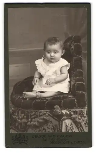 Fotografie Oscar Weidauer, Deggendorf, Baby mit weit geöffneten Augen