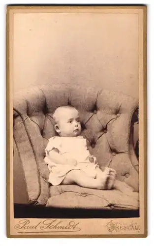 Fotografie Paul Schmidt, Breslau, Friedrich-Wilhelmstrasse 66, Baby sitzt im Sessel