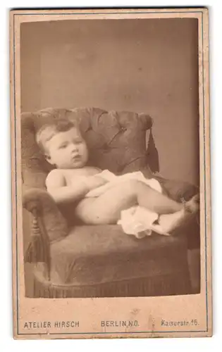 Fotografie Hirsch, Berlin, Kaiserstrasse 15, Leicht bedecktes Kleinkind liegt im Sessel