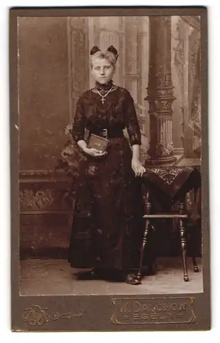 Fotografie W. Dalchow, Egeln, Portrait junge Dame in hübscher Kleidung mit Kreuzkette