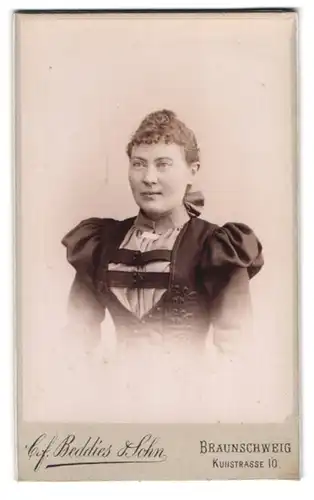 Fotografie C. F. Beddies & Sohn, Braunschweig, Kuhstrasse 10, Portrait junge Dame im modischen Kleid