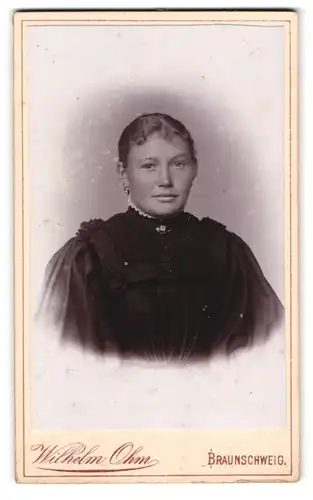 Fotografie Wilhelm Ohm, Braunschweig, Rossstr. 3, Portrait junge Dame mit zurückgebundenem Haar