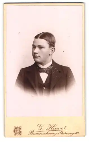 Fotografie G. Howe, Braunschweig, Steinweg 43, Portrait junger Herr im Anzug mit Fliege