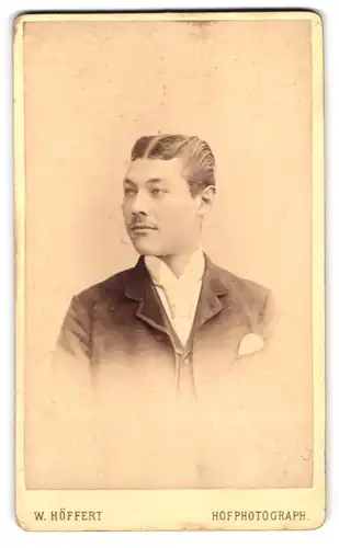 Fotografie W. Höffert, Berlin, Leipziger Platz 12, Portrait junger Herr im Anzug mit Krawatte und Einstecktuch