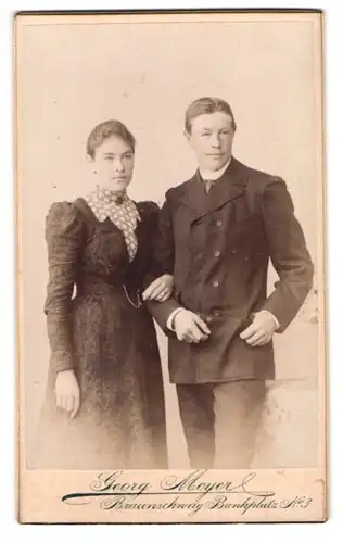 Fotografie Georg Meyer, Braunschweig, Bankplatz 3, Portrait junges Paar in modischer Kleidung