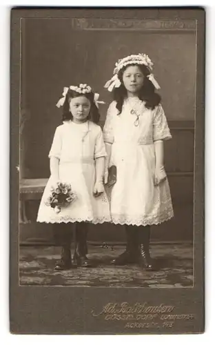 Fotografie Adam Balkhausen, Düsseldorf, Lorettostr. 54, Portrait zwei Mädchen in weissen Kleidern mit Blumenstrauss