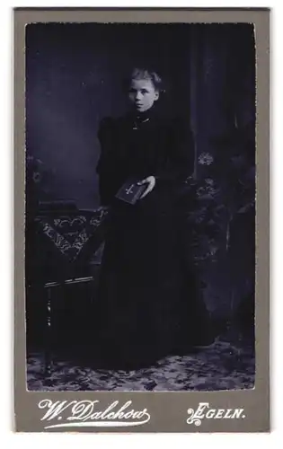 Fotografie W. Dalchow, Egeln, Breite Weg 76, Portrait junge Dame im Kleid mit Gebetsbuch
