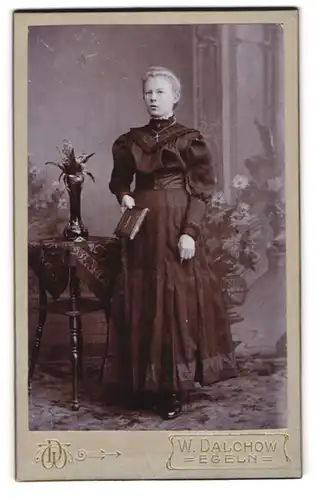Fotografie W. Dalchow, Egeln, Portrait junge Dame im Kleid mit Kreuzkette und Gebetsbuch