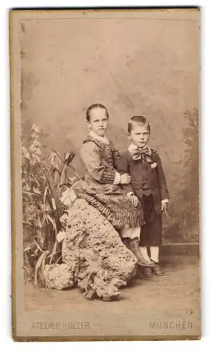 Fotografie Carl Holzer, München, Schommerstrasse 17 A, Portrait junges Mädchen im Kleid mti einem Jungen