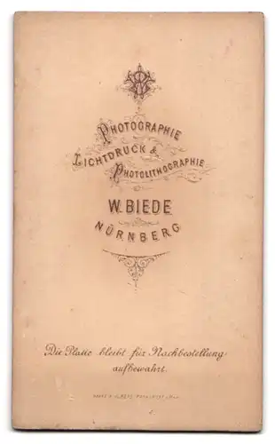 Fotografie W. Biede, Nürnberg, Portrait junges Paar in hübscher Kleidung