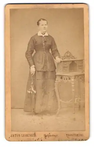 Fotografie Anton Lehemeir, Trostberg, Portrait modisch gekleidete Dame mit Schirm