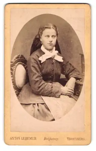 Fotografie Anton Lehemeir, Trostberg, Portrait junge Dame mit Kopftuch und Kragenbrosche