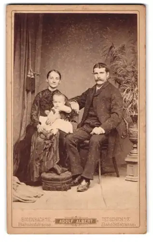 Fotografie Adolf Albert, Tetschen a. E., Bahnhofstrasse, Portrait bürgerliches Paar mit einem Kleinkind
