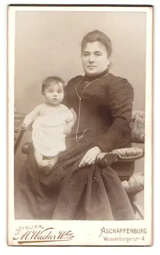 Fotografie M. Wacker Witwe, Aschaffenburg, Weissenburgerstr. 4, Portrait bürgerliche Dame mit Kleinkind auf dem Schoss