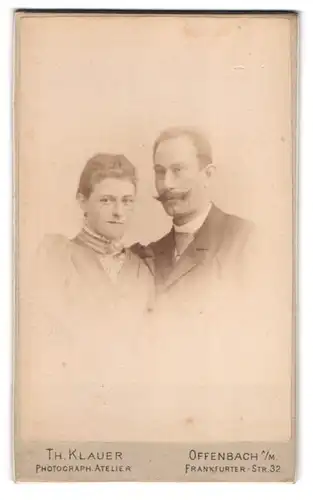 Fotografie Theodor Klauer, Offenbach a. M., Frankfurterstr. 32, Portrait bürgerliches Paar in hübscher Kleidung