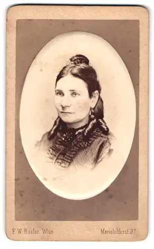 Fotografie F. W. Rösler, Wien, Mariahilferstrase 37, Portrait junge Dame mit Locken