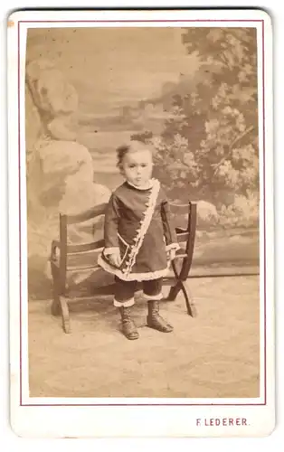 Fotografie F. Lederer, Wien-Margareten, Hundsturmerstrasse 22, Portrait kleines Kind in modischer Kleidung