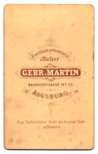 Fotografie Gebr. Martin, Augsburg, Bahnhofstrasse 22, Portrait hübsch gekleidete Dame mit Locken