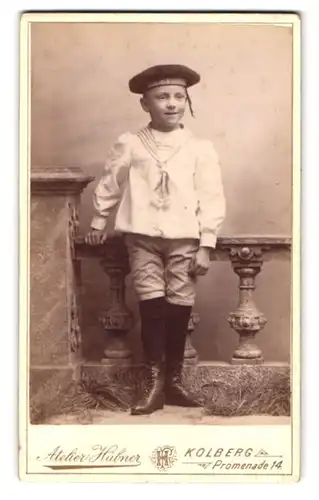 Fotografie F. Hübner, Kolberg, Promenade 14, Portrait hübscher Knabe im Matrosenhemd mit Mützenband S. M. S. Meteor