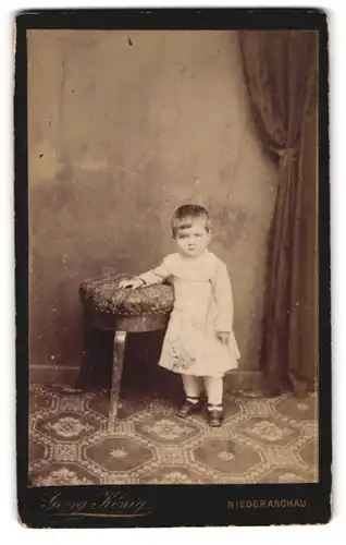 Fotografie Georg König, Niederaschau, Portrait kleines Mädchen in hübscher Kleidung