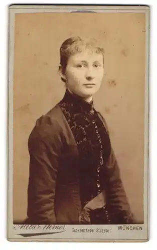 Fotografie Franz Werner, München, Schwanthaler Strasse 1, Portrait junge Dame in hübscher Kleidung