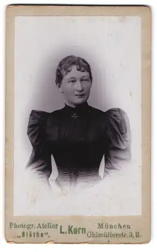 Fotografie L. Korn, München, Ohlmüllerstr. 3, Portrait bürgerliche Dame im Kleid