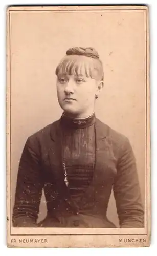 Fotografie Fr. Neumayer, München, Neuhauserstrasse 29, Portrait junge Dame mit Hochsteckfrisur