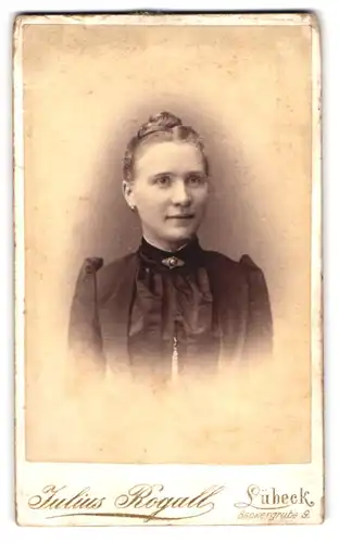 Fotografie Julius Rogall, Lübeck, Beckergrube 9, Portrait junge Dame mit Kragenbrosche